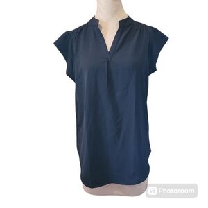 FAMULILY BLACK VNECK BLOUSE LARGE